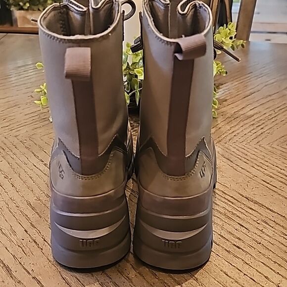 The UGG Lug sneakers boots size 7 NWOT moss green - Picture 10 of 11